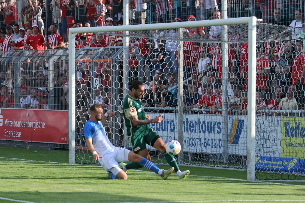 Ein Höhepunkt der bisherigen Zusammenarbeit mit dem 1.FC Union und in der Vorbereitung für den FSV 63 22 Ein Höhepunkt der bisherigen Zusammenarbeit mit dem 1.FC Union und in der Vorbereitung für den FSV 63 21