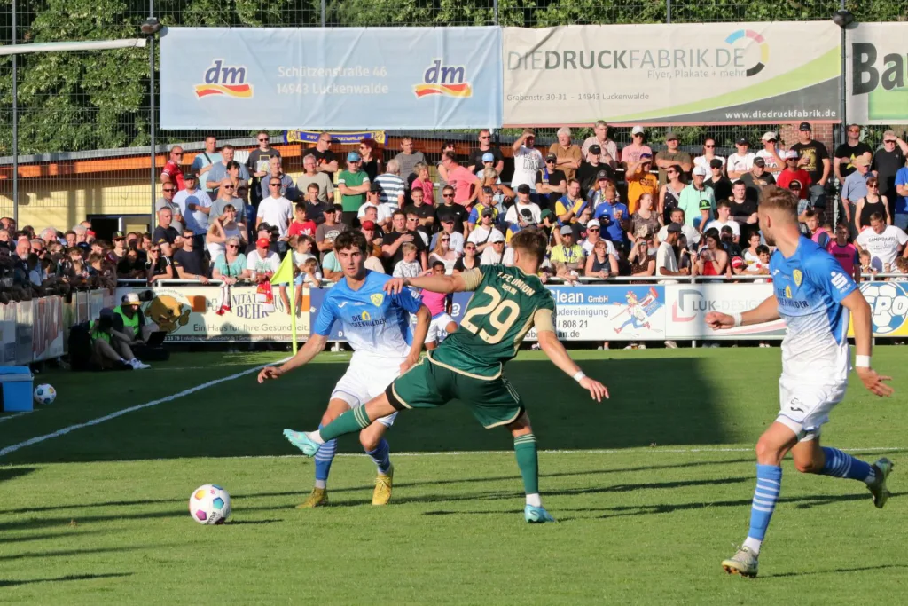 Ein Höhepunkt der bisherigen Zusammenarbeit mit dem 1.FC Union und in der Vorbereitung für den FSV 63 24 Ein Höhepunkt der bisherigen Zusammenarbeit mit dem 1.FC Union und in der Vorbereitung für den FSV 63 23