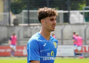 Jorden Winter schießt den FSV 63 mit vier Toren zum klaren Auftaktsieg. 2