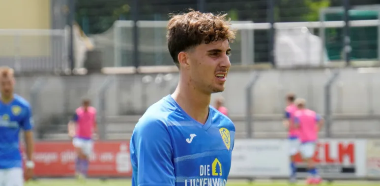 Jorden Winter schießt den FSV 63 mit vier Toren zum klaren Auftaktsieg. 1