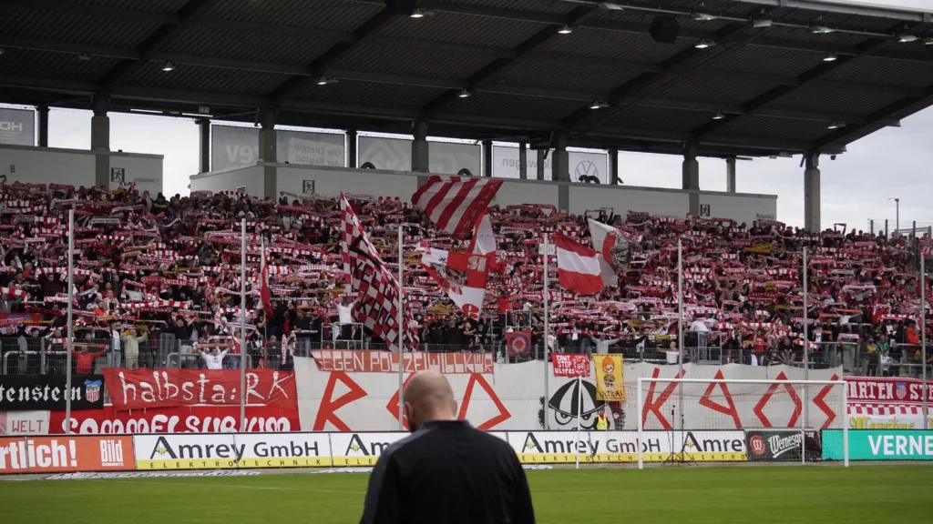 Intensives Fußballspiel mit Leidenschaft.