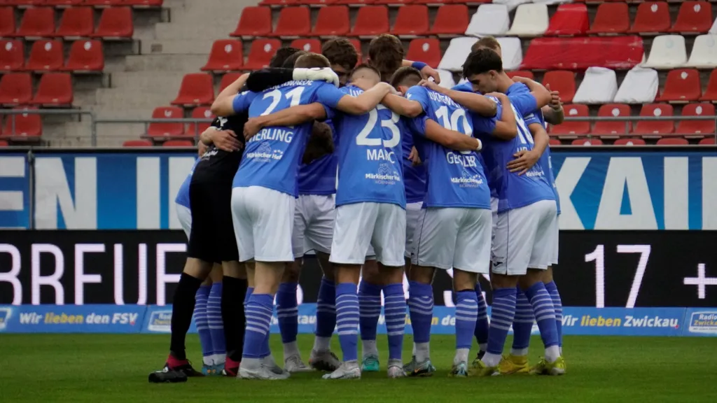 Intensives Fußballspiel mit Leidenschaft.