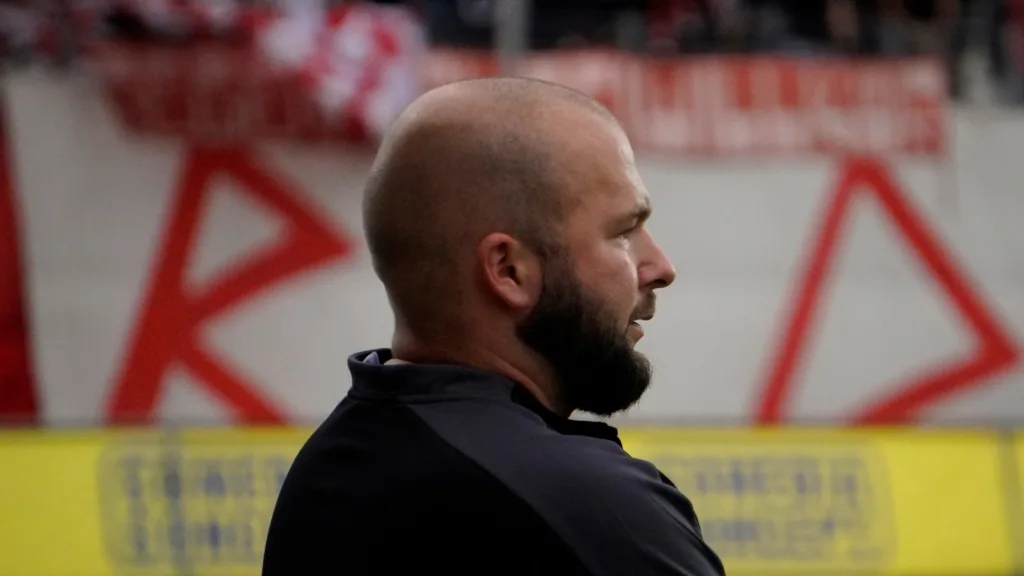 Intensives Fußballspiel mit Leidenschaft.