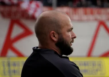 Intensives Fußballspiel mit Leidenschaft.