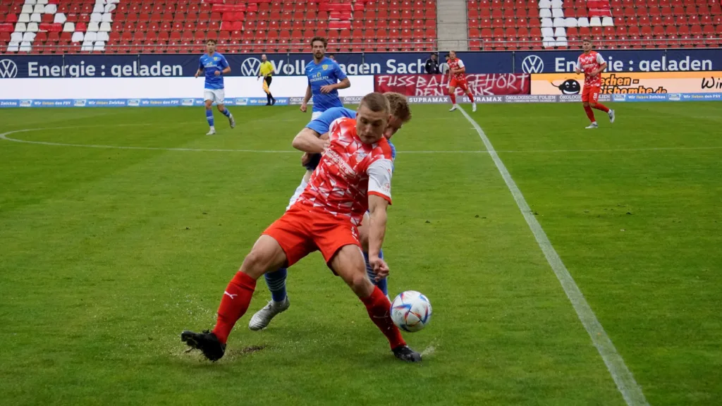 Intensives Fußballspiel mit Leidenschaft.