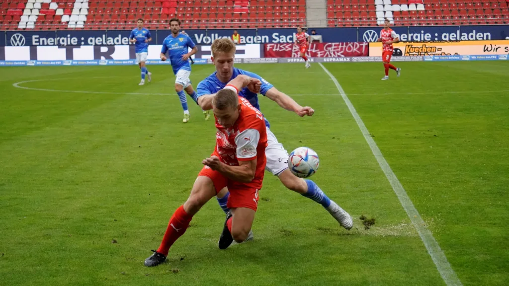 Intensives Fußballspiel mit Leidenschaft.