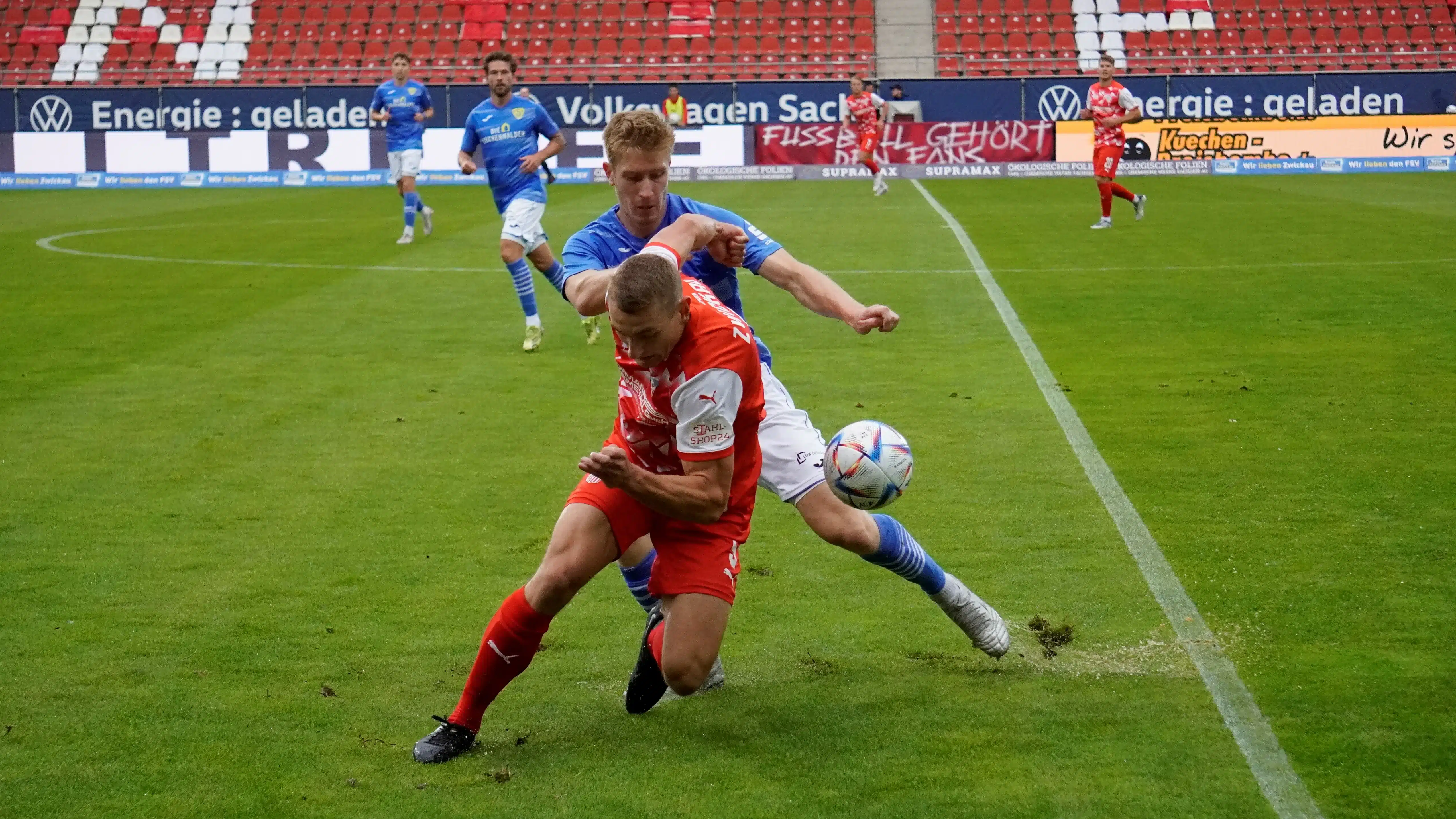 Intensives Fußballspiel mit Leidenschaft.