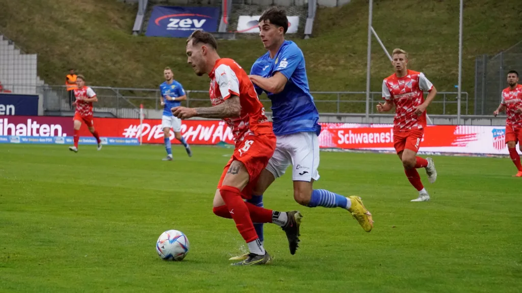 Intensives Fußballspiel mit Leidenschaft.