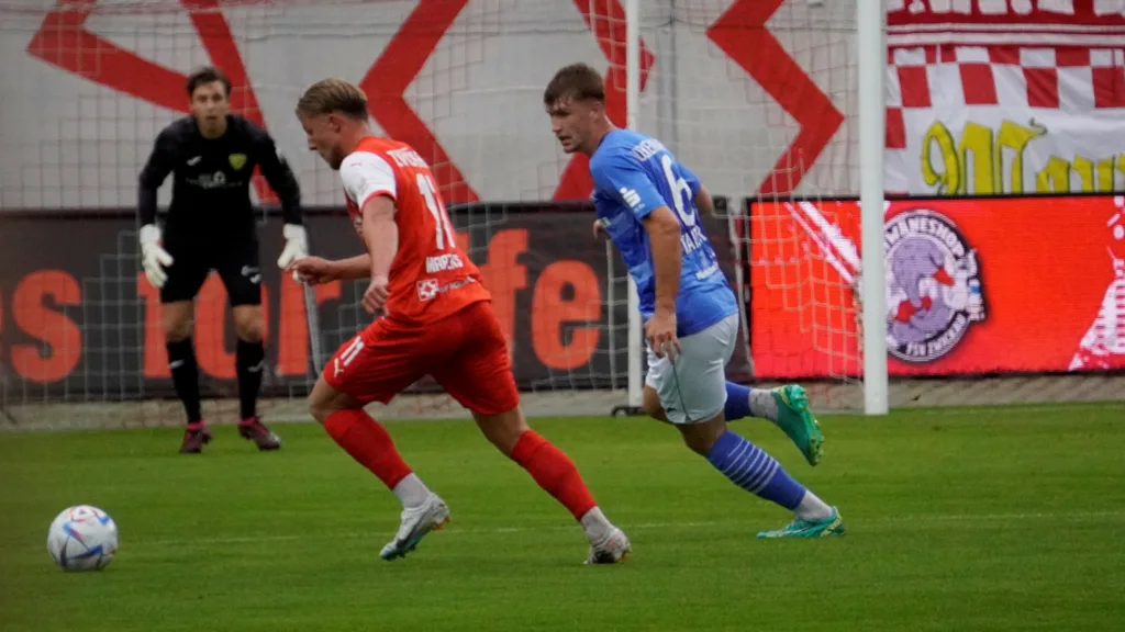 Intensives Fußballspiel mit Leidenschaft.