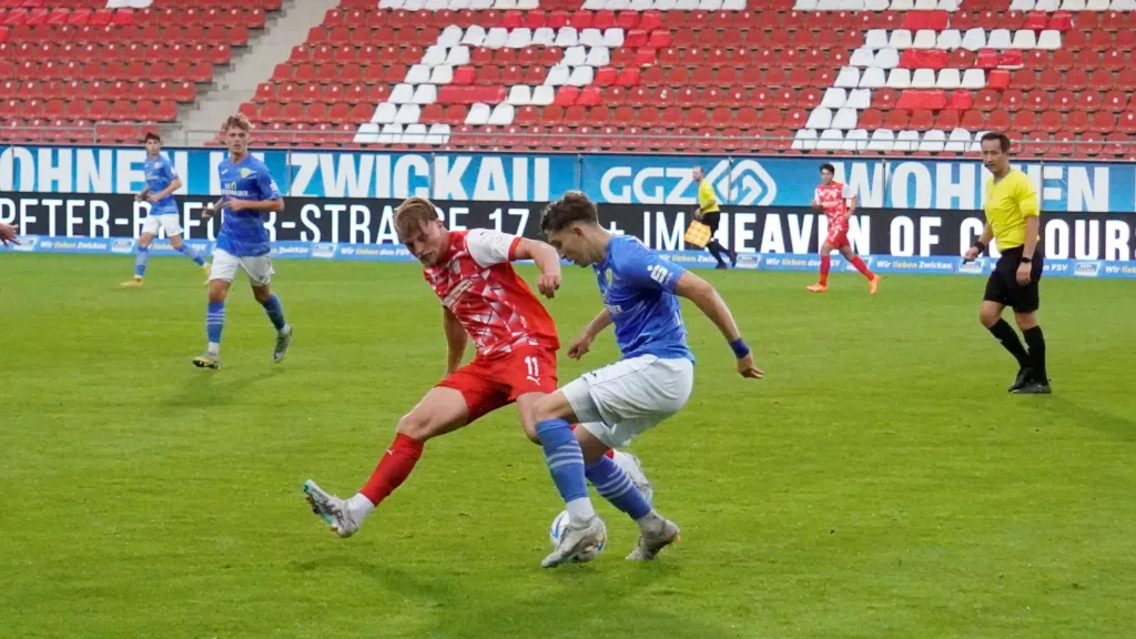 Intensives Fußballspiel mit Leidenschaft.