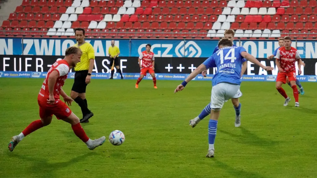 Intensives Fußballspiel mit Leidenschaft.