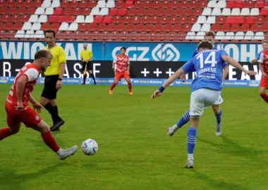 Intensives Fußballspiel mit Leidenschaft.