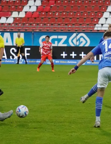 Intensives Fußballspiel mit Leidenschaft.