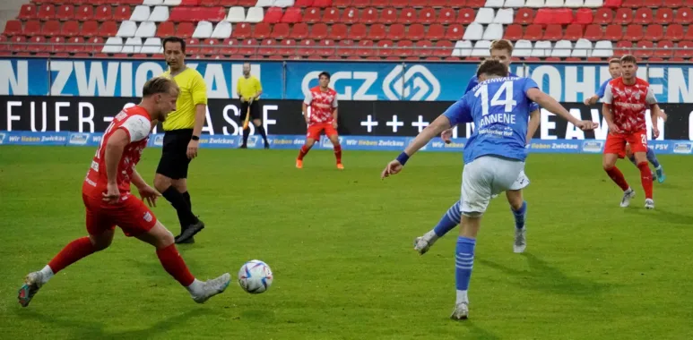 Intensives Fußballspiel mit Leidenschaft.