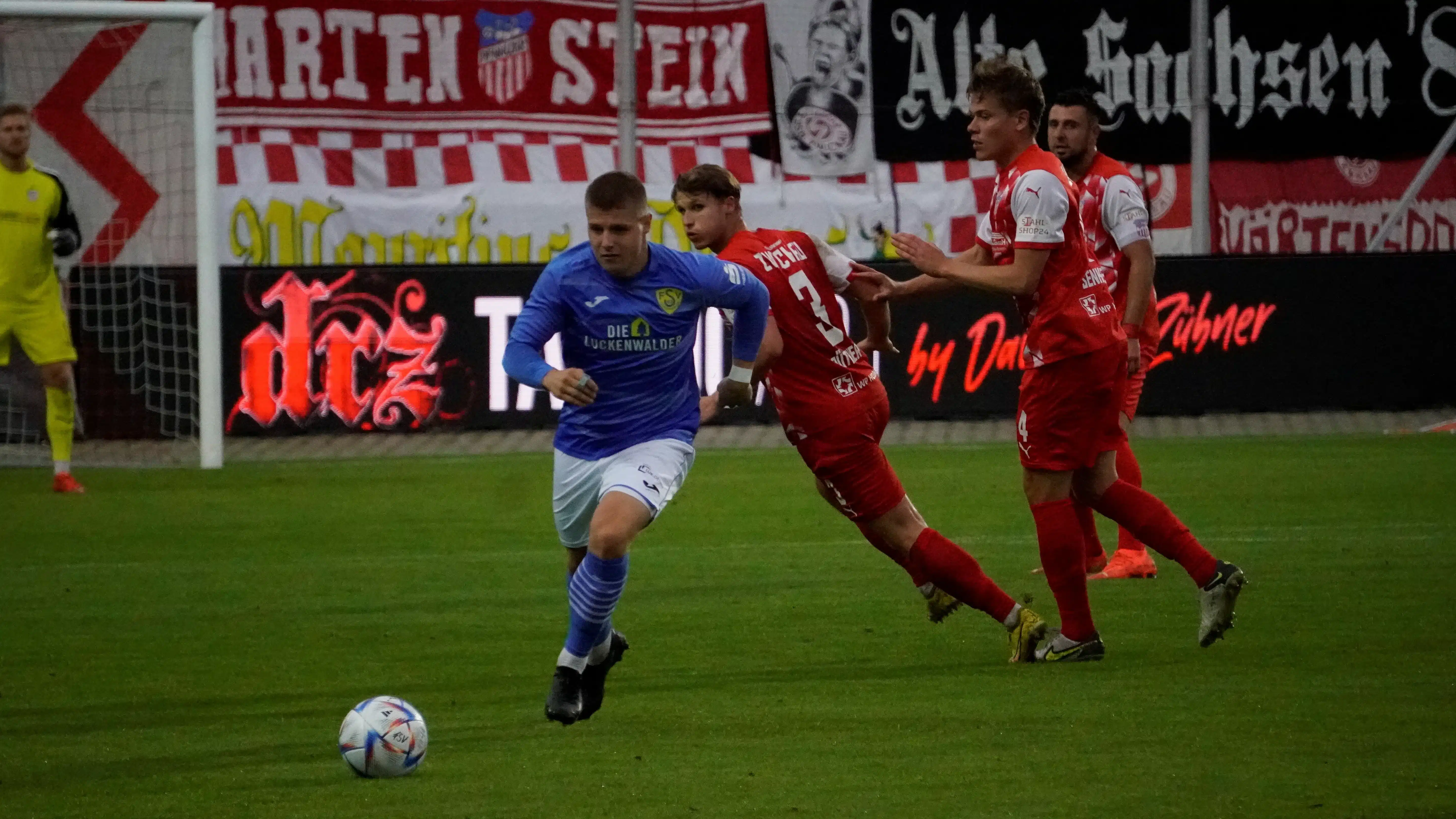 Intensives Fußballspiel mit Leidenschaft.