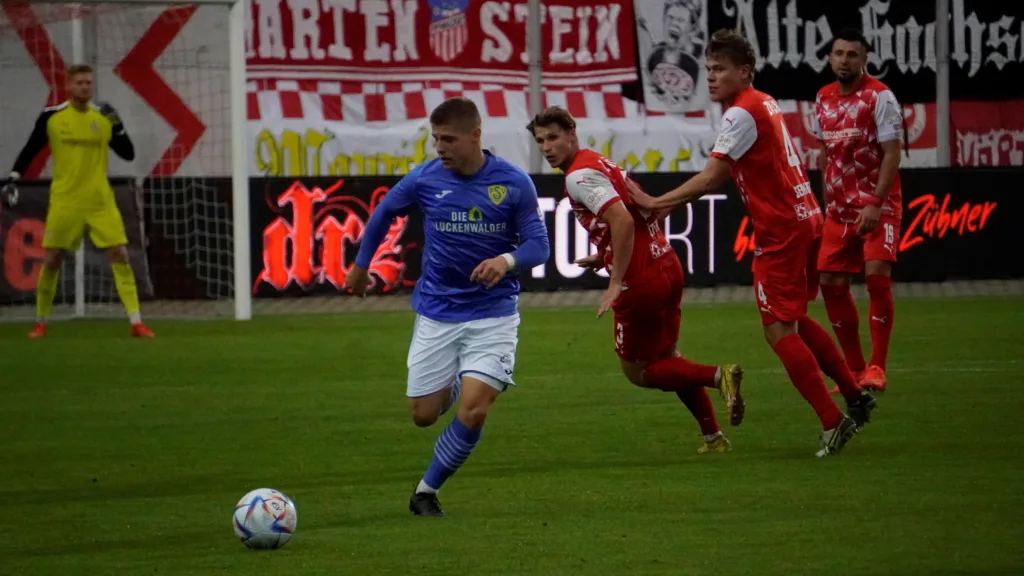 Intensives Fußballspiel mit Leidenschaft.