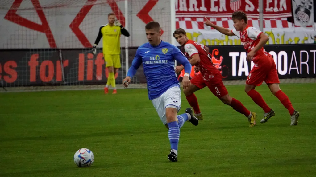 Intensives Fußballspiel mit Leidenschaft.