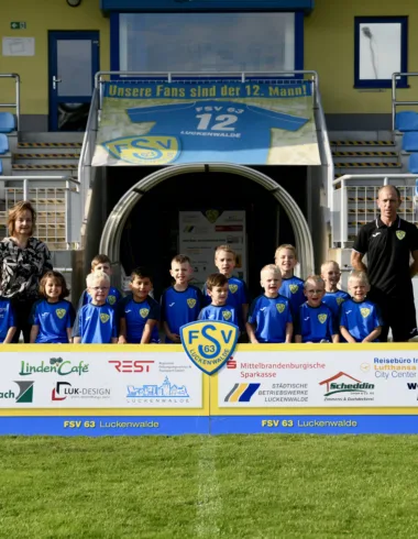 Sponsor Bäckerei Schwarz übergibt Aufwärmshirts für unsere Bambinies 12