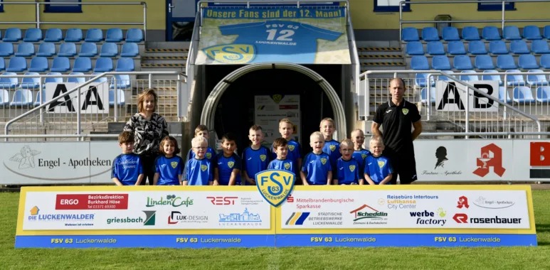 Sponsor Bäckerei Schwarz übergibt Aufwärmshirts für unsere Bambinies 1