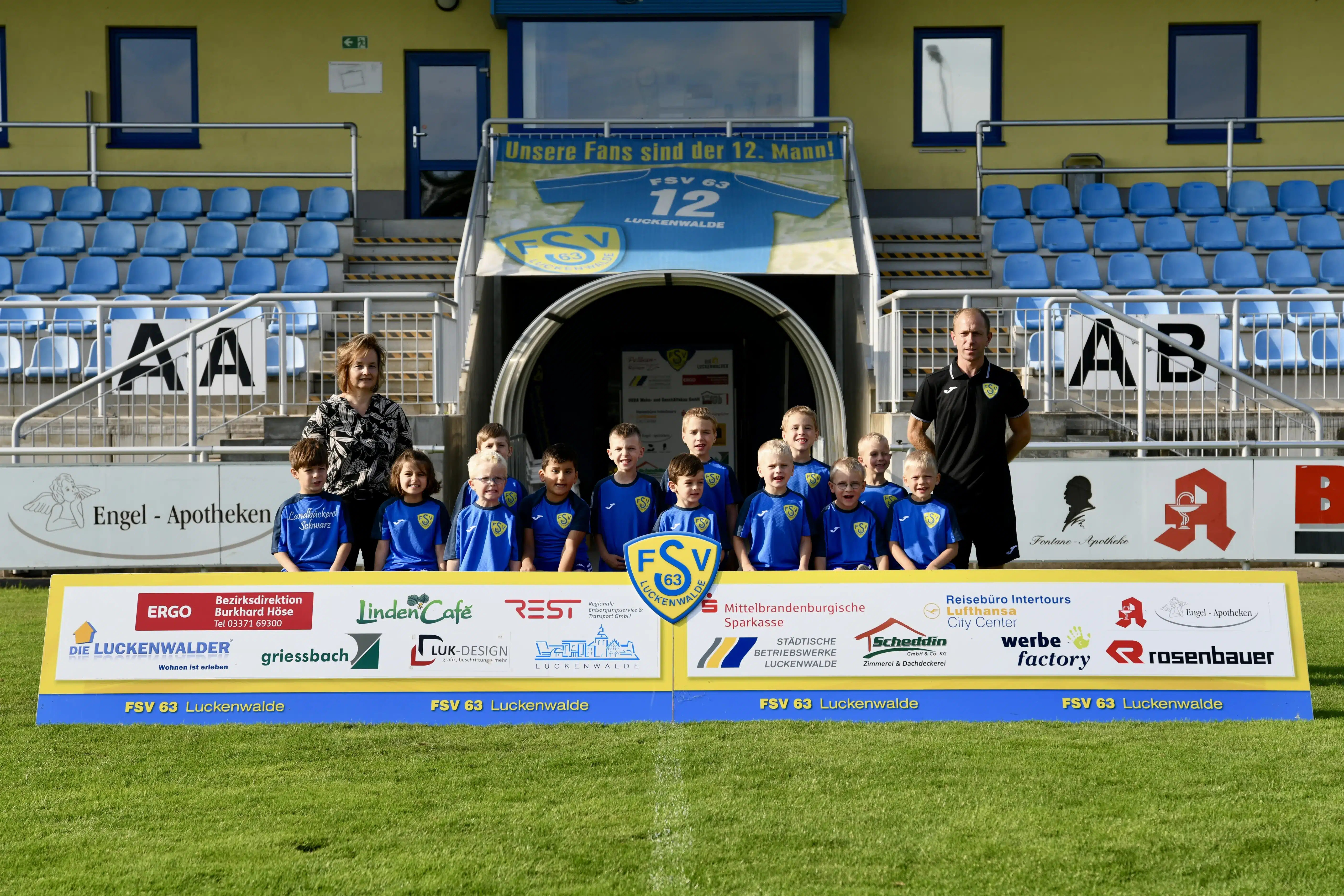 Sponsor Bäckerei Schwarz übergibt Aufwärmshirts für unsere Bambinies 2 Sponsor Bäckerei Schwarz übergibt Aufwärmshirts für unsere Bambinies 2