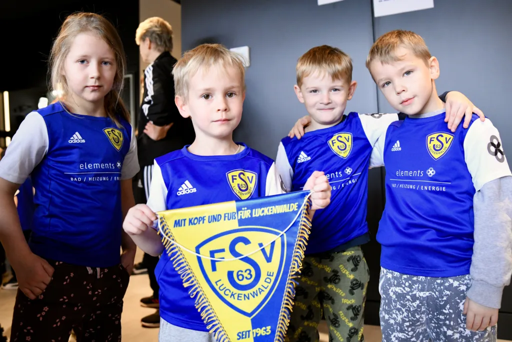 Sponsor des Fussballkindergartens eröffnet neue Ausstellung 5 Sponsor des Fussballkindergartens eröffnet neue Ausstellung 5