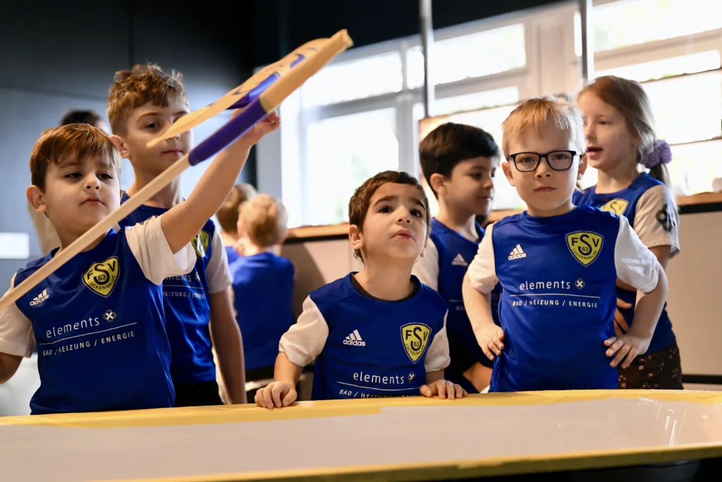 Sponsor des Fussballkindergartens eröffnet neue Ausstellung 7 Sponsor des Fussballkindergartens eröffnet neue Ausstellung 7