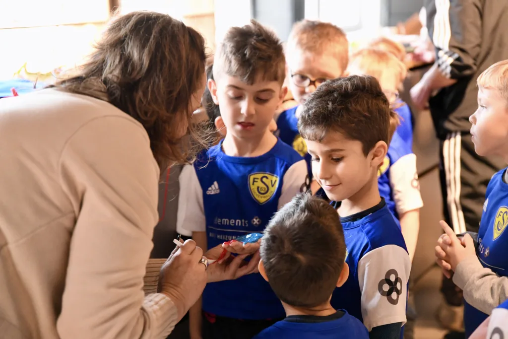 Sponsor des Fussballkindergartens eröffnet neue Ausstellung 11 Sponsor des Fussballkindergartens eröffnet neue Ausstellung 11