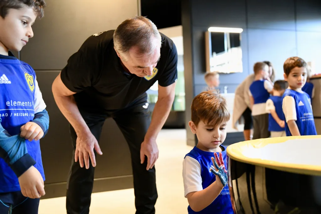Sponsor des Fussballkindergartens eröffnet neue Ausstellung 12 Sponsor des Fussballkindergartens eröffnet neue Ausstellung 12