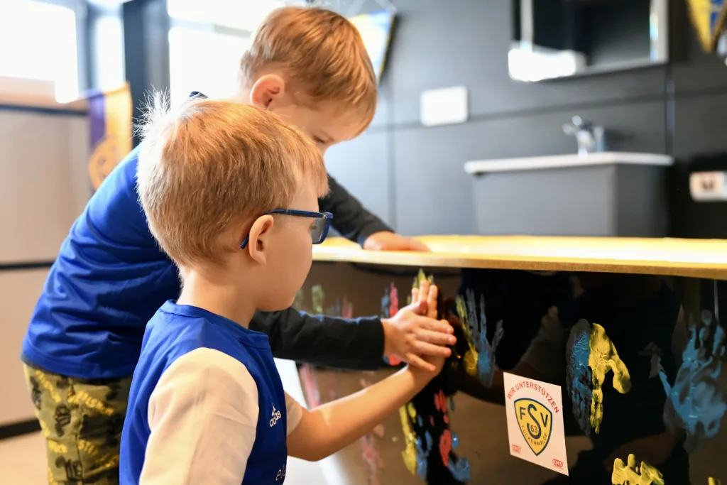 Sponsor des Fussballkindergartens eröffnet neue Ausstellung 13 Sponsor des Fussballkindergartens eröffnet neue Ausstellung 13