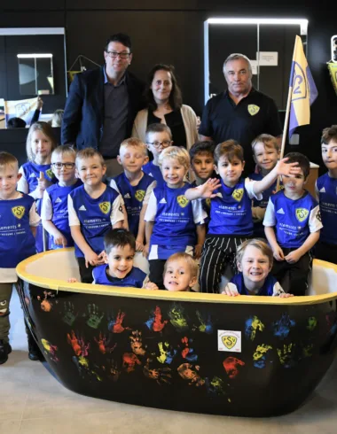 Sponsor des Fussballkindergartens eröffnet neue Ausstellung 22