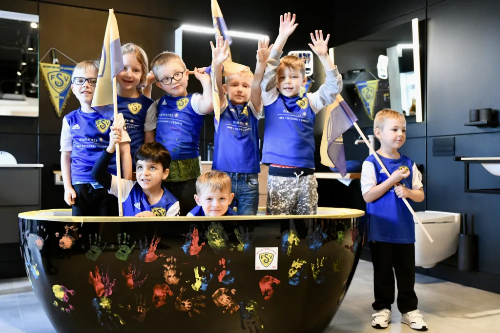 Sponsor des Fussballkindergartens eröffnet neue Ausstellung 17 Sponsor des Fussballkindergartens eröffnet neue Ausstellung 17