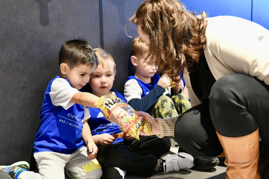 Sponsor des Fussballkindergartens eröffnet neue Ausstellung 18 Sponsor des Fussballkindergartens eröffnet neue Ausstellung 18