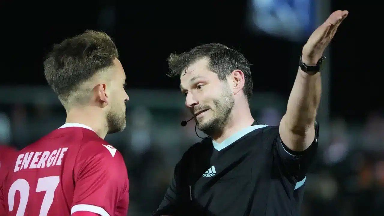 Verdientes Unentschieden nach direkt verwandelter Ecke 10 Verdientes Unentschieden nach direkt verwandelter Ecke 10