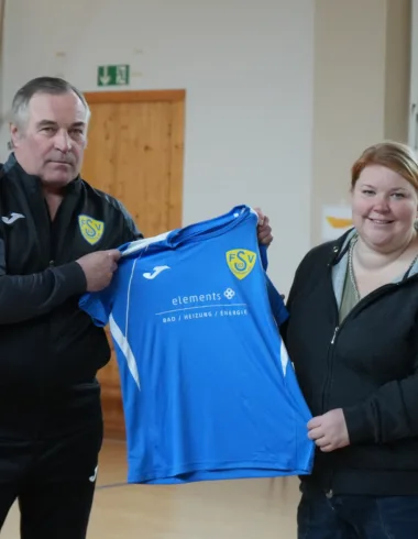 Elements Fussballkindergarten erhält neue Trikots 13