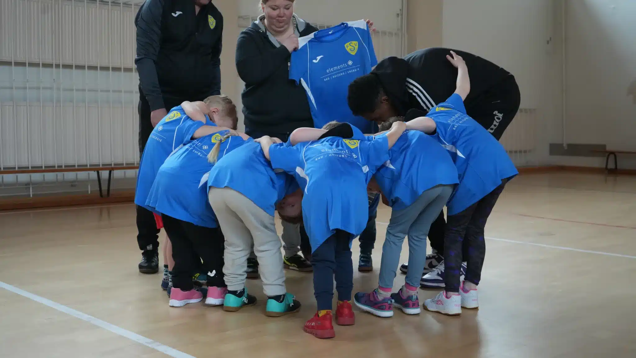 Elements Fussballkindergarten erhält neue Trikots 2 Elements Fussballkindergarten erhält neue Trikots 2