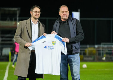 Versteigerung der Sondertrikots des 27. Spieltages für das Palliativnetzwerk Luckenwalde 2