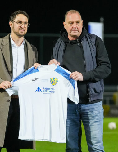 Versteigerung der Sondertrikots des 27. Spieltages für das Palliativnetzwerk Luckenwalde 6