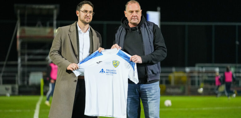 Versteigerung der Sondertrikots des 27. Spieltages für das Palliativnetzwerk Luckenwalde 1