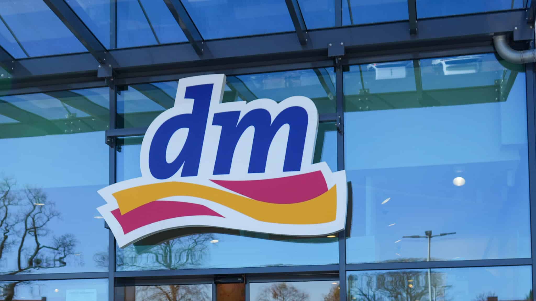 Erfolgreiche Verkaufsaktion mit Spendenscheckübergabe abgeschlossen 2