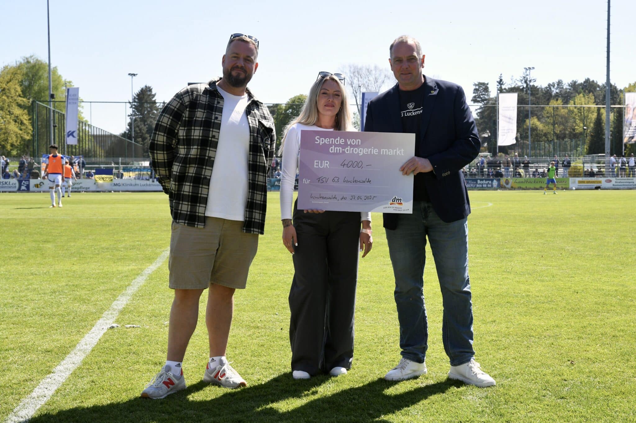 Erfolgreiche Verkaufsaktion mit Spendenscheckübergabe abgeschlossen 1