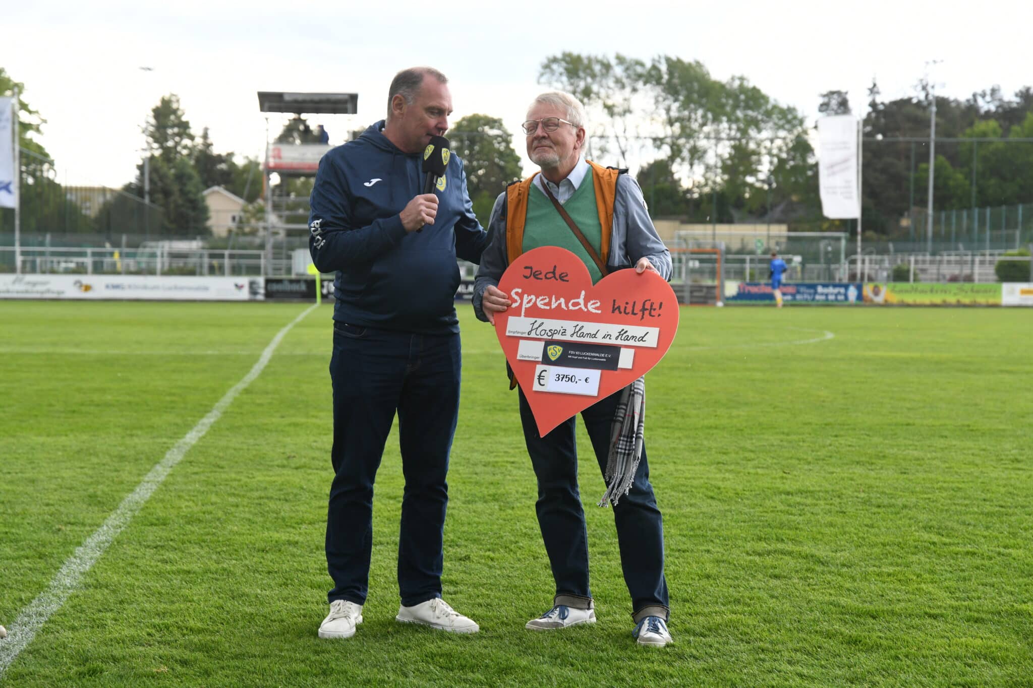 Scheckübergabe an Palliativnetzwerk 2