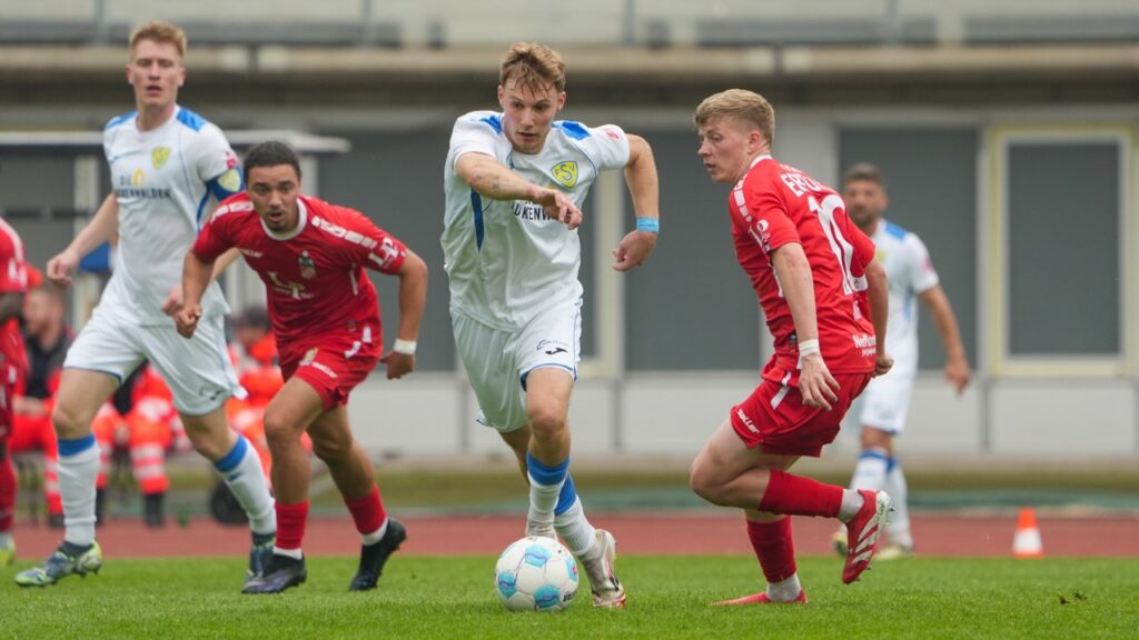 Gastgeschenke verhalfen guter Rot-Weiß-Elf zum glücklichen Sieg 24