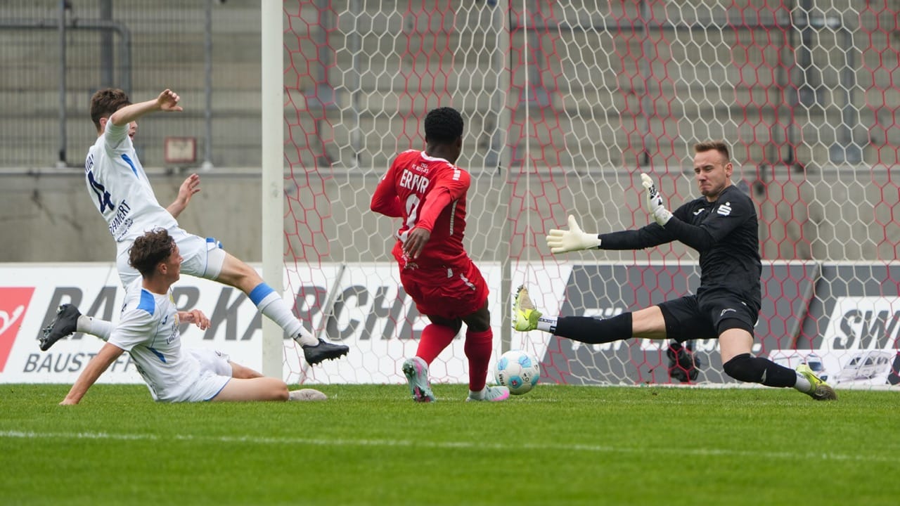 Gastgeschenke verhalfen guter Rot-Weiß-Elf zum glücklichen Sieg 3