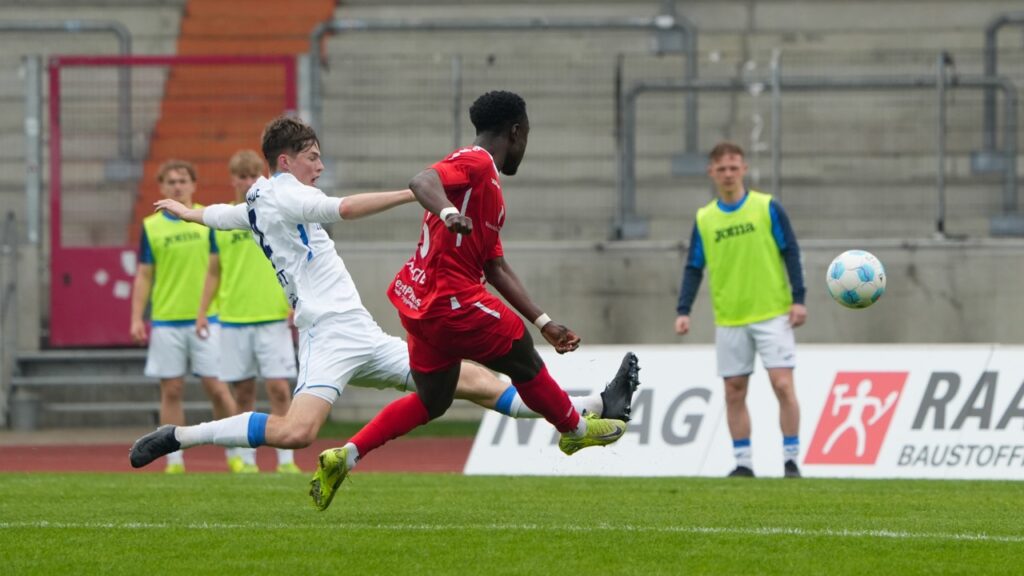 Gastgeschenke verhalfen guter Rot-Weiß-Elf zum glücklichen Sieg 4