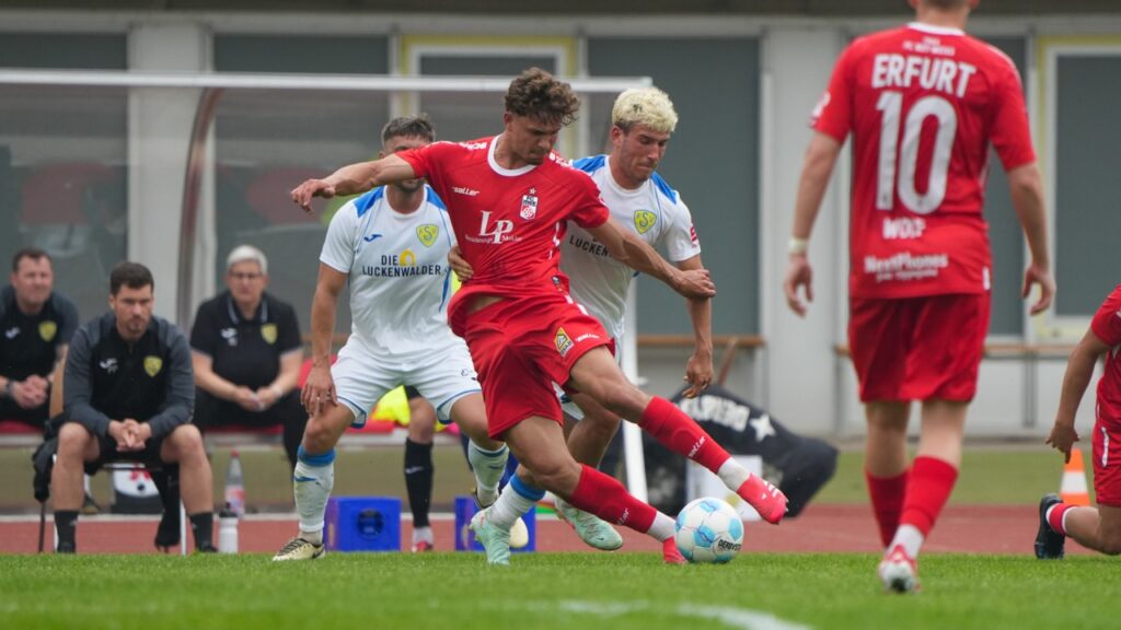 Gastgeschenke verhalfen guter Rot-Weiß-Elf zum glücklichen Sieg 29