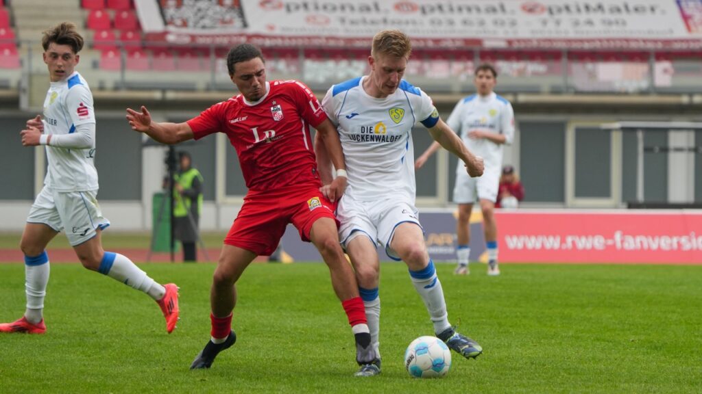 Gastgeschenke verhalfen guter Rot-Weiß-Elf zum glücklichen Sieg 32