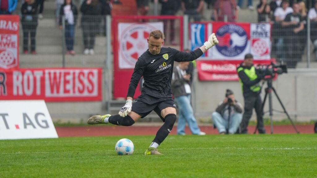 Gastgeschenke verhalfen guter Rot-Weiß-Elf zum glücklichen Sieg 39