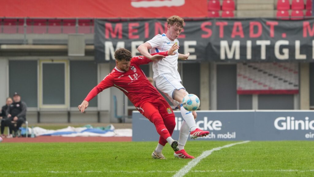 Gastgeschenke verhalfen guter Rot-Weiß-Elf zum glücklichen Sieg 40