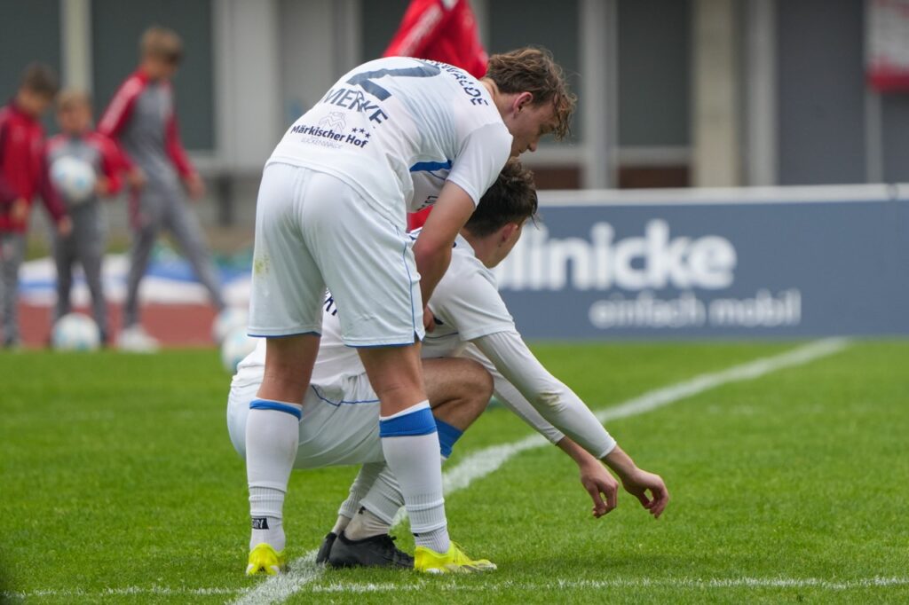 Gastgeschenke verhalfen guter Rot-Weiß-Elf zum glücklichen Sieg 56