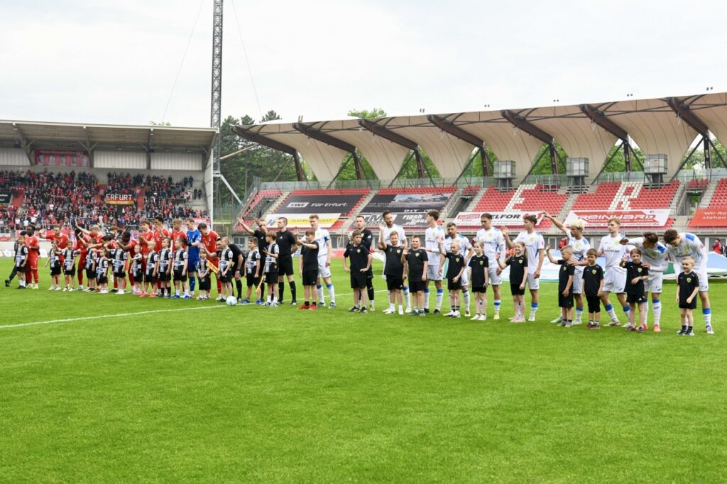 Gastgeschenke verhalfen guter Rot-Weiß-Elf zum glücklichen Sieg 14